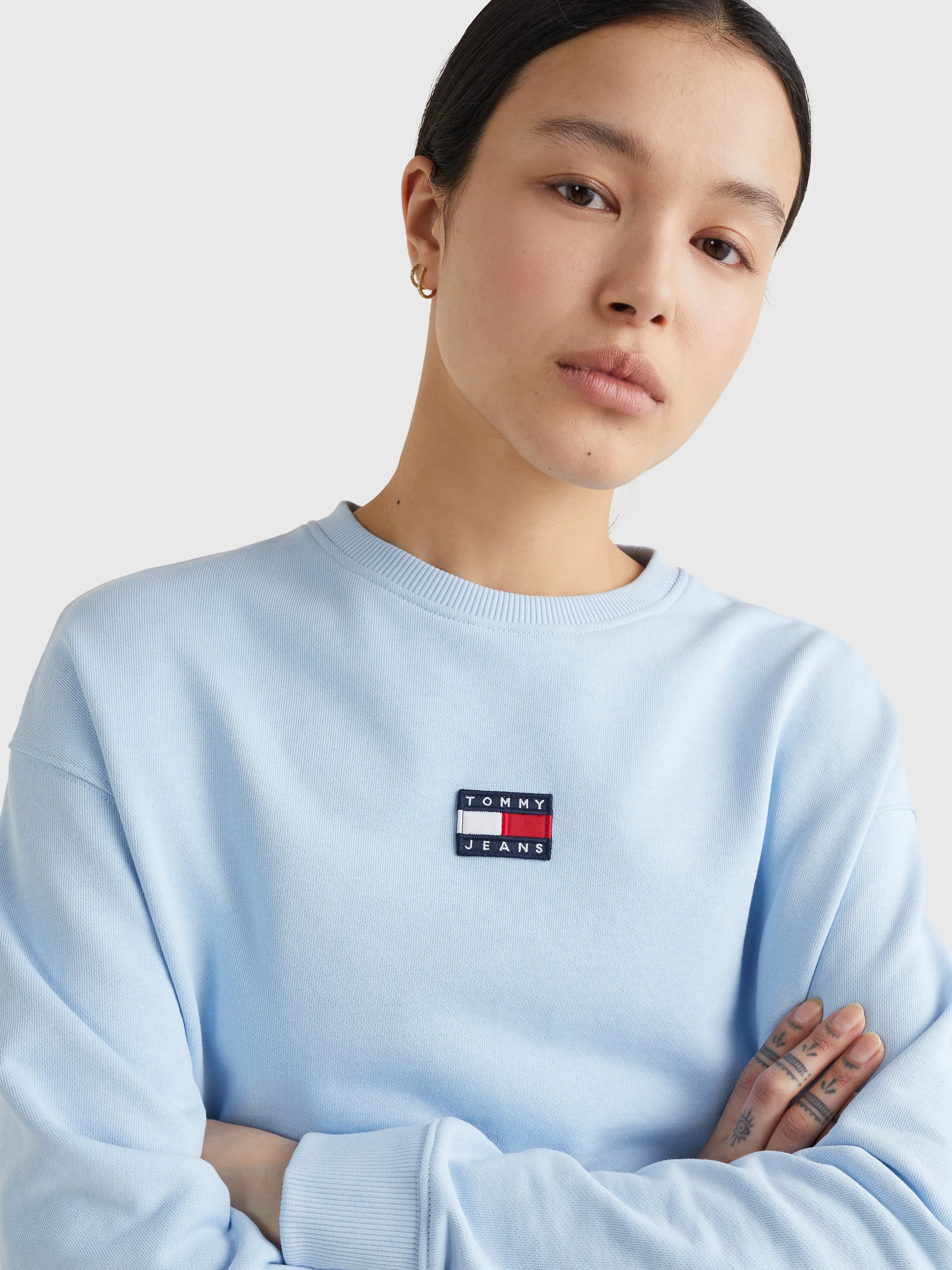 Badge Cropped Drawstring Sweatshirt | Sweatshirts & Hoodies | Tommy Jeans