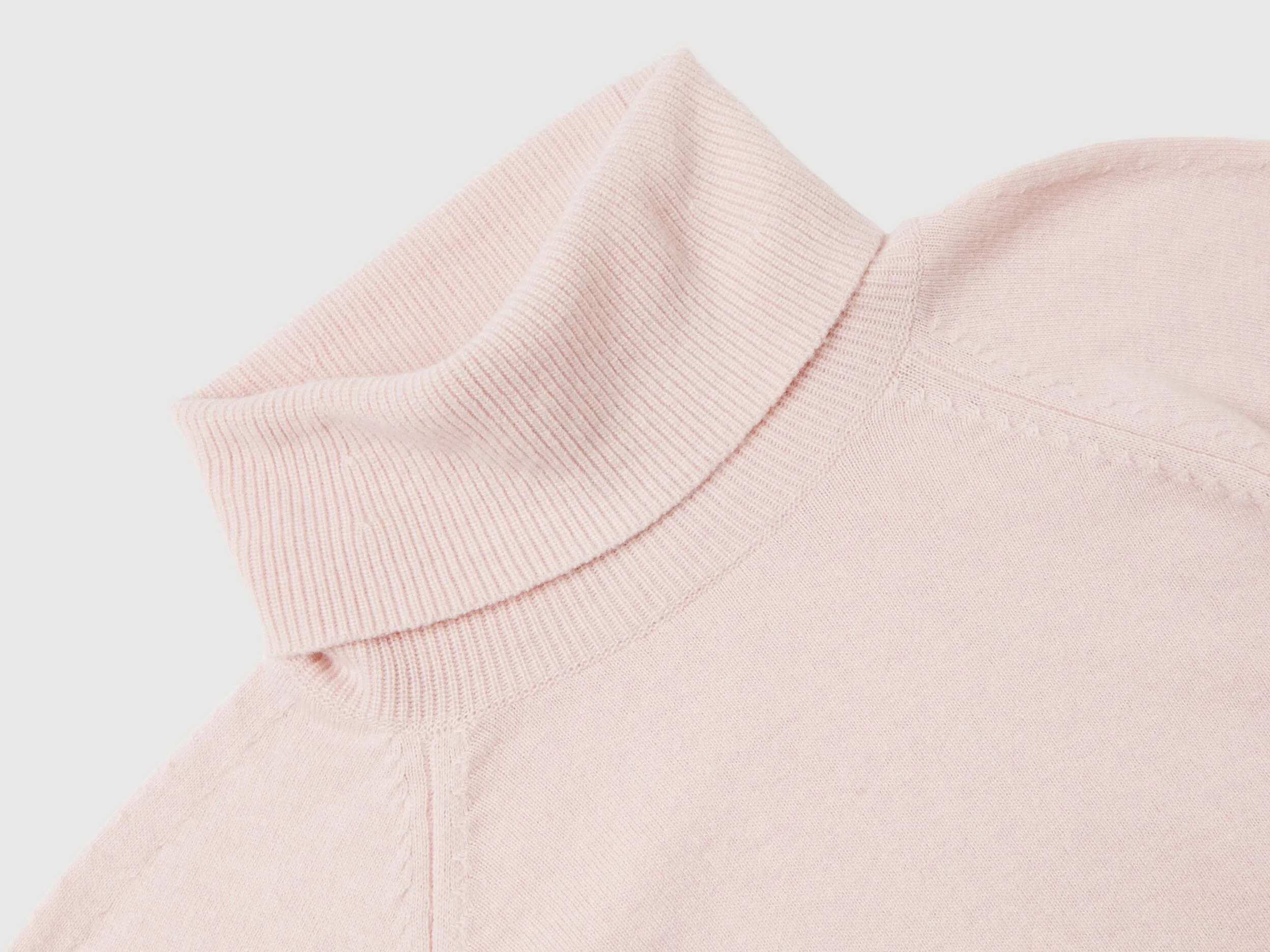 Pastel pink turtleneck in wool and cashmere blend - Pastel Pink | Benetton